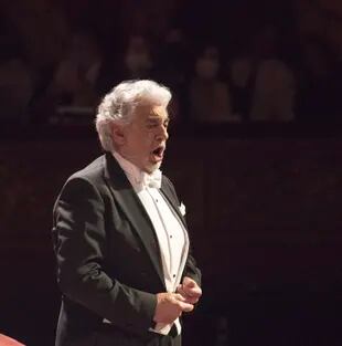 En su primer concierto en el Colón, Plácido Domingo cantó Verdi y otras arias que distinguen su repertorio, así como también zarzuelas 