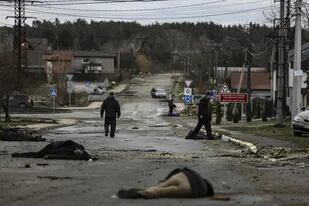 Las tropas rusas perpetran una masacre en Bucha, un suburbio de Kiev, antes de retirarse