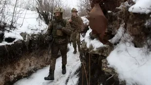 Centenares de soldados ucranianos están apostados en la línea de combate del frente oriental de Ucrania