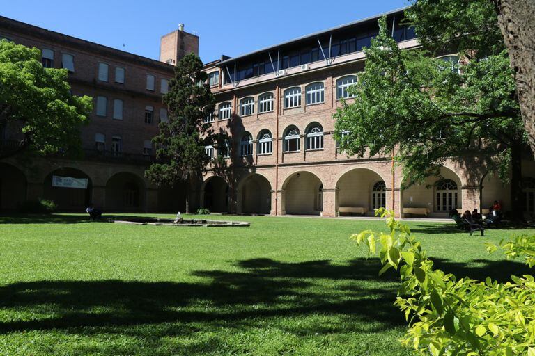  El Colegio Máximo de San Miguel, de los jesuitas, instalará 185 camas para los afectados por la pandemia