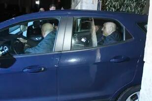 El ex primer ministro búlgaro Boyko Borissov ocupa el asiento trasero de un coche de policía tras ser detenido el jueves 17 de marzo de 2022, en Bankya, en las afueras de Sofía, Bulgaria. (AP Foto/Dimitar Kyosemarliev)