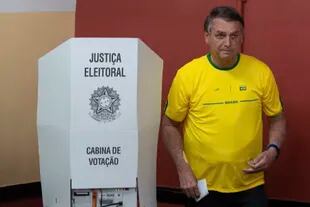 El presidente brasileño, Jair Bolsonaro, que se postula para otro mandato, vota durante las elecciones generales en Río de Janeiro, Brasil, el domingo 2 de octubre de 2022.