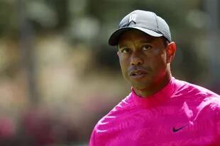 Tiger Woods mira el leaderboard, muy metido durante la primera vuelta del Masters