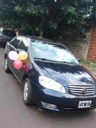 La pareja se conmovió al verla con su hija y le quiso regalar su auto