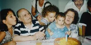 La foto de Georgina Rodríguez celebrando un cumpleaños junto a su familia que aparece en su nueva docuserie Soy Georgina