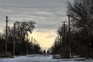 Militares ucranianos patrullan una calle hacia el frente con separatistas respaldados por Rusia en la aldea de Verkhnotoretske en el distrito de Yasynuvata, región de Donetsk, este de Ucrania, el sábado 22 de enero de 2022.