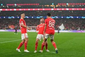 Benfica goleó 5-1, pasó a cuartos de la Champions League y sueña con dejar atrás un maleficio