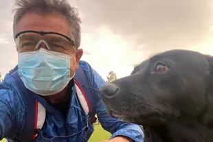 Néstor Roncaglia y su perra Luna, que murió ayer en el incendio de su casa de Exaltación de la Cruz