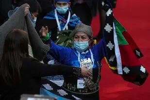 La representante de la Asamblea Constituyente Indígena Mapuche, Elisa Loncón, levanta los brazos después de ser elegida presidenta de la Asamblea Constituyente durante la sesión inaugural de la Convención Constituyente en el edificio del Congreso en Santiago, Chile, el 4 de julio de 2021. La convención votó el sábado 4 de mayo 14 de enero de 2022 las últimas normas del proyecto de Constitución. (Foto AP/Esteban Félix, archivo)
