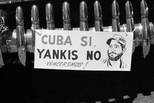 Un cartel en el paragolpes de un auto en 1960: "Cuba, sí; Yankees, no. Venceremos"
