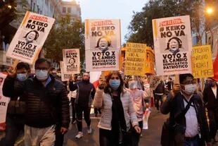 Numerosas personas protestan contra la candidata presidencial de derecha Keiko Fujimori en Lima, Perú, el martes 1 de junio de 2021, con vistas a la segunda vuelta del domingo de la que saldrá el próximo presidente del país entre ella y el izquierdista Pedro Castillo