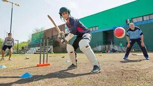 Un entrenamiento de Cricket Sin Fronteras en José León Suárez, provincia de Buenos Aires