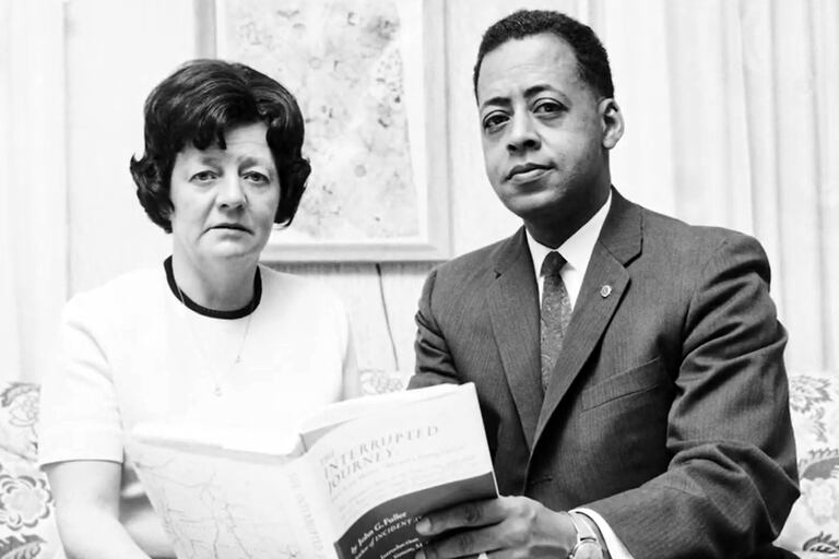 Betty y Barney Hill posan junto a una copia de "El viaje interrumpido", el libro de John G. Fuller que narra lo que aseguran haber vivido