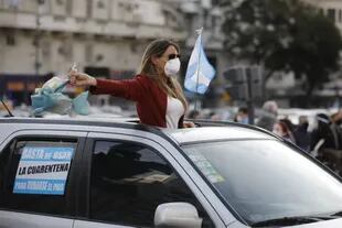 Muchas personas salieron a la calle y manifestaron con bocinazos y banderas argentinas
