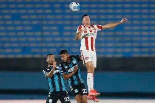 Nery Dominguez salta en lo alto con Thiago Borbas 