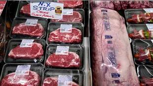 La carne es uno de los productos que ha registrado cambios en sus precios; el algunos casos aumentó y en otros decreció (Foto AP/Charles Krupa)