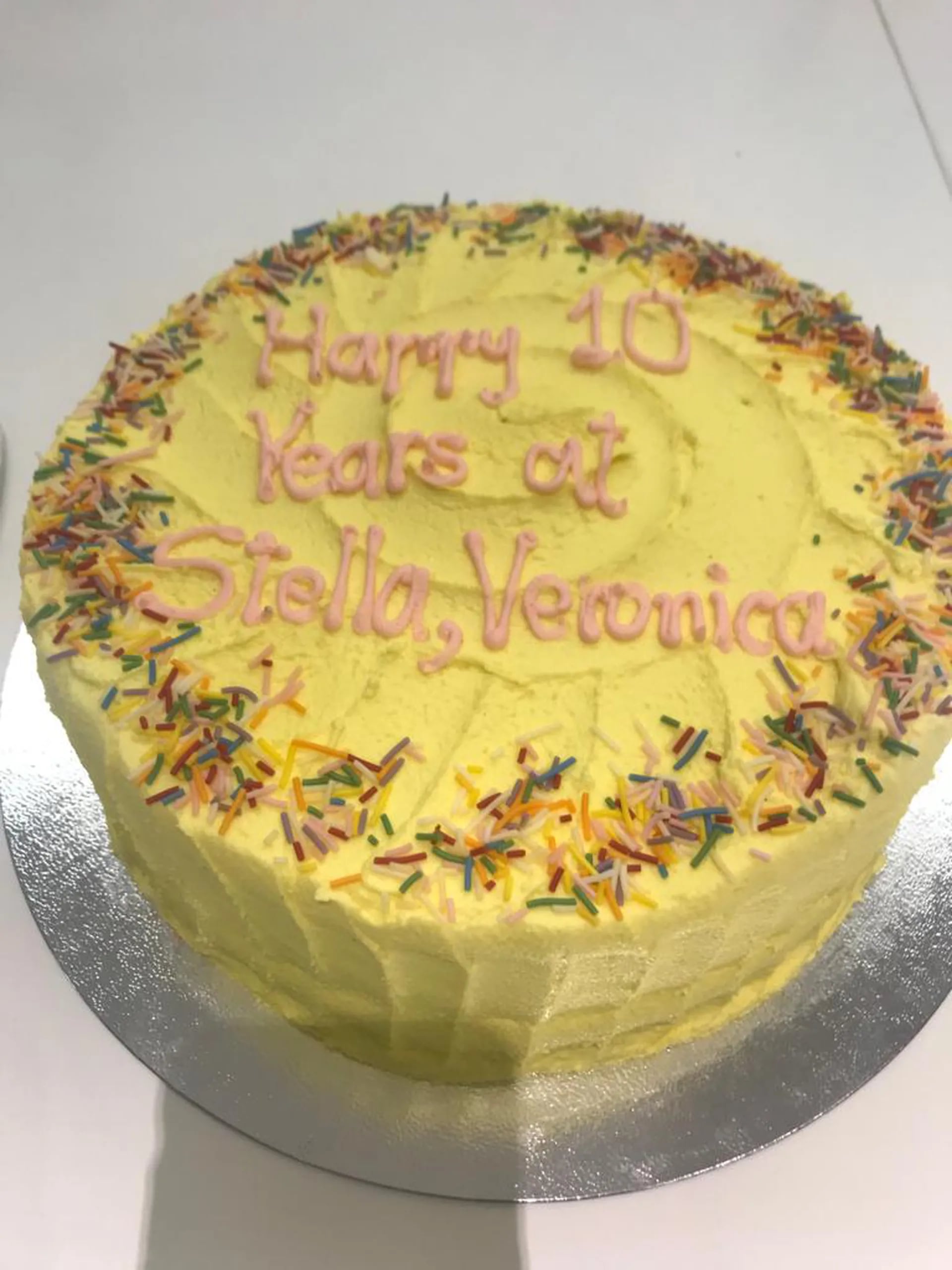 La torta con la que recibieron a Verónica Potocko en la oficina el día que cumplió diez años en Stella McCartney