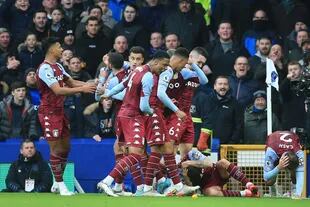 Los jugadores de Aston Villa reaccionan cuando el defensor inglés Matty Cash y el defensor francés Lucas Digne quedaron en el suelo después de ser golpeados por una botella lanzada por la multitud durante la celebración del gol de Buendía