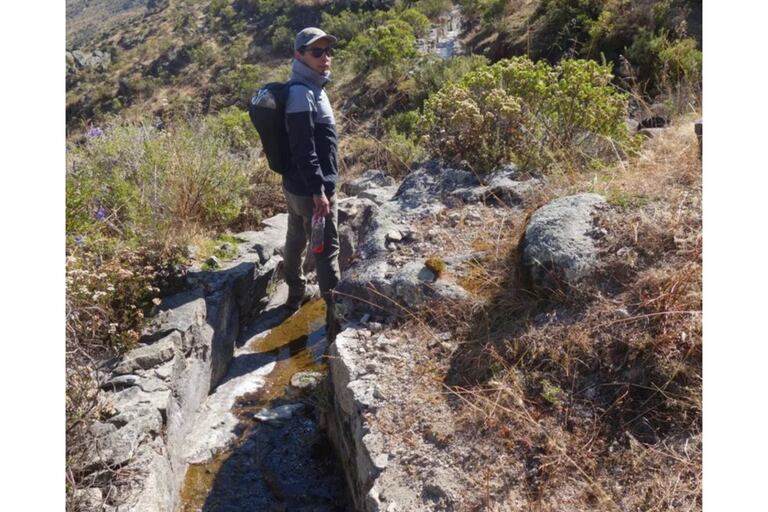 El investigador Boris Ochoa-Toachi parado sobre una porción de una amuna