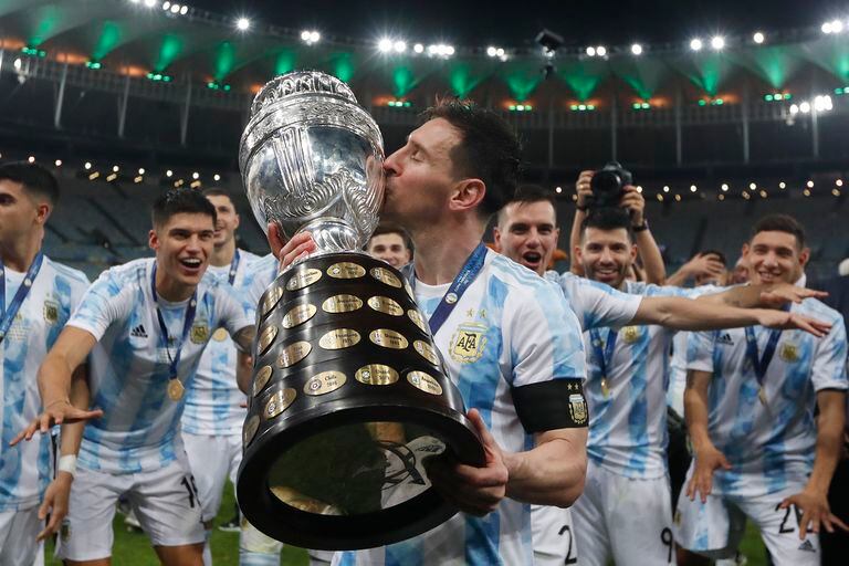 Messi besa la Copa América, una conquista que lo acerca al Balón de Oro