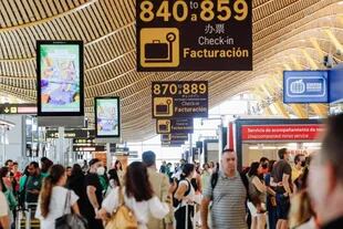Pasajeros con sus maletas en la Terminal 4 del Aeropuerto Adolfo Suárez Madrid Barajas, a 1 de julio de 2022, en Madrid (España).
