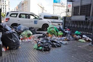 La basura revuelta en el centro de la ciudad