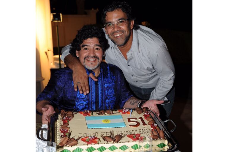 Jorge en el cumpleaños número 51 de El Diez: torta en mano y la cara de alegría