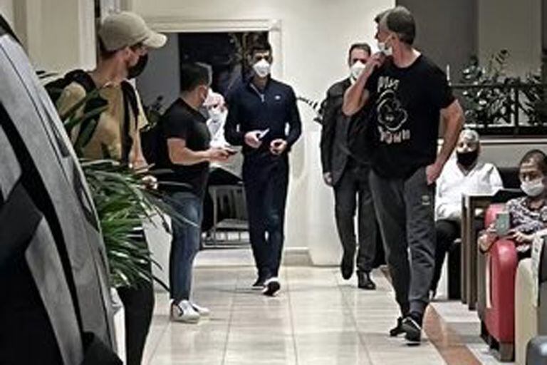 Novak Djokovic, en el aeropuerto de Melbourne; sus últimos momentos en Australia tras la cancelación de su visa