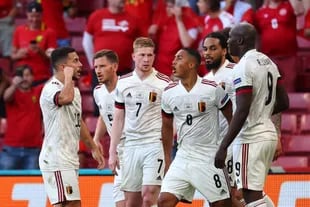 Hazard, Vertonghen, De Bruyne, Tielemans y Lukaku, los futbolistas que festejan uno de los tantos de Bélgica que significó el triunfo y la clasificación a octavos de la Eurocopa
