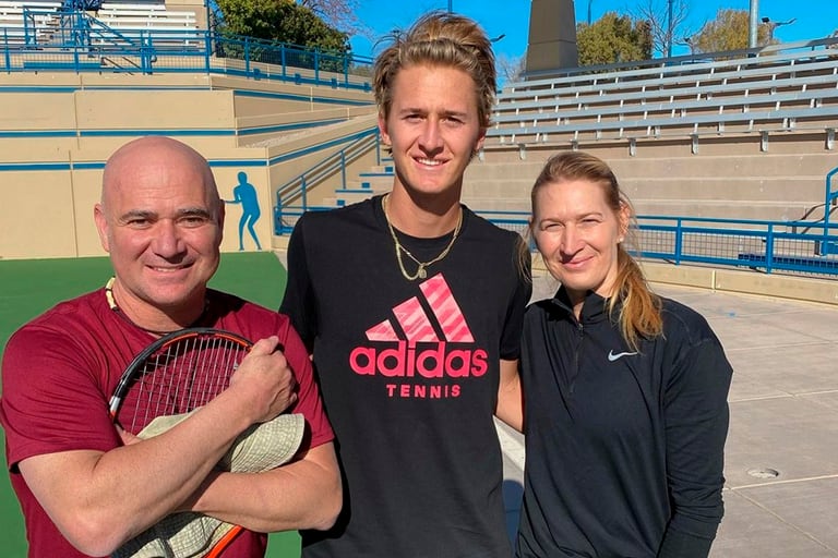 Sebastian Korda junto con Andre Agassi y Steffi Graf, en Las Vegas; desde fines del año pasado el Kid de Las Vegas guía al joven tenista estadounidense. 