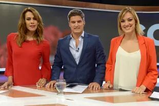 Diana Zurco junto a Ariel Senosiain y Gabriela Previtera, al frente de TVP Noticias. Gentileza TV Pública.