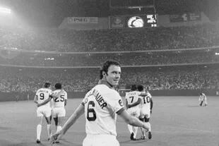 Franz Beckenbauer, Balón de Oro 1972 y 76, campeón del mundo en 1974, fue otra de las estrellas que llegaron a la NASL: en plenitud fue contratado por el Cosmos, en el 76, y permaneció hasta 1980; de fondo el estadio lleno, para entender la dimensión de había tomado el "soccer"