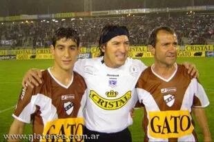 Compartió equipo con su hijo Alan en el partido despedida de Marcelo Espina; aquí, con Iván Zamorano.