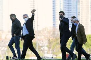 Alberto Fernández, con Máximo Kirchner y Wado de Pedro, camino al helicóptero presidencial; otro intento por transmitir que la crisis interna está bajo control