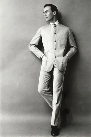 Pierre Cardin fue el creador de los sacos con cuello redondo que de inmediato adoptaron los Beatles