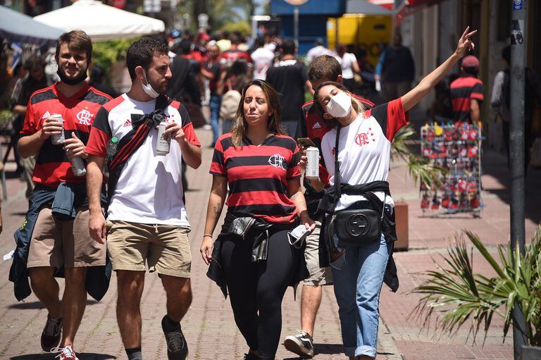 Las calles de la capital uruguaya son una fiesta en la espera de la final de la Copa Libertadores; hay mayoría de simpatizantes de Flamengo, que agotaron sus entradas.