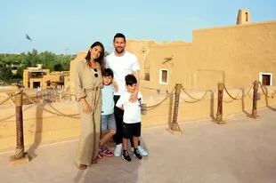 Lionel Messi, con su familia, durante un reciente viaje por Arabia Saudita que le valió una sanción de su equipo, PSG