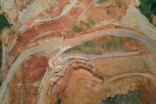 Una vista aérea de la mina Fenix, administrada por Solway Investment Group, con sede en Suiza, que se encuentra bajo orden judicial para llevar a cabo un proceso de consulta pública en la comunidad sobre el proyecto, en El Estor, Guatemala, el martes 26 de octubre. 2021. (AP Foto/Moises Castillo)