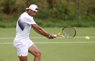 Nadal ensayando en el césped británico: el español busca ganar su tercer Grand Slam en el año, tras las conquistas de Australia y Roland Garros. 