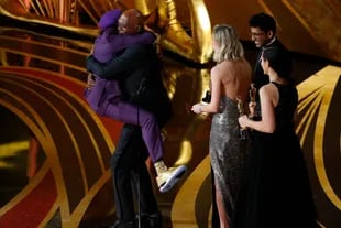 Spike Lee abraza a Samuel L. Jackson antes de aceptar el Oscar de Mejor Guion Adaptado por El infiltrado del KKKlan