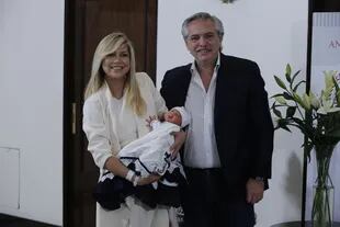 El presidente, Alberto Fernández, junto a Fabiola Yáñez, en la presentación de su hijo Francisco