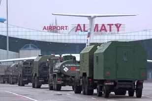 09-01-2022 Columna de camiones militares rusos en el aeropuerto de Almaty, en Kazajistán POLITICA ASIA KAZAJSTÁN SPUTNIK / CONTACTOPHOTO