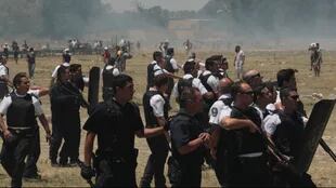 La Policía Metropolitana, durante el operativo de desalojo del parque Indoamericano
