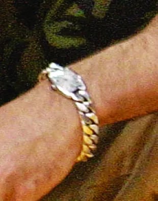 El reloj que recibió de J.Lo; un modelo de plata, con esfera pequeña y
pulsera chunky.