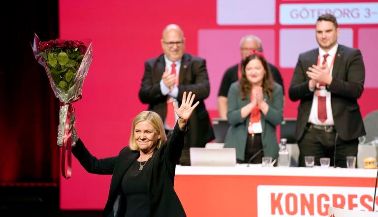 La ministra sueca de Finanzas, Magdalena Andersson, saluda tras elegida como presidenta del partido del Partido Socialdemócrata sueco en Gotemburgo, Suecia, el jueves 4 de noviembre de 2021