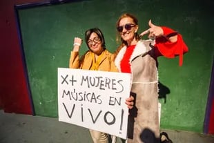 Mavi Díaz y Celsa Mel Gowland en campaña xMásMujeresMúsicasEnVivo, que impulsa la ley de cupo presentada en el senado el viernes pasado
