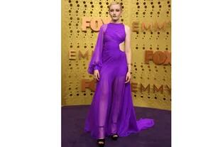 De violeta. La actriz de Ozark Julia Garner con un vestido muy llamativo y con transparencias