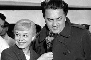 Giulietta Masina, con el Oscar que recibió el film La strada en la mano, junto a Federico Fellini