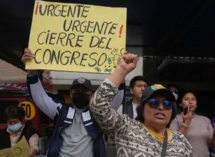 Simpatizantes de Pedro Castillo piden el cierre del Congreso, en Lima, un día después del fallido autogolpe de Estado. (AP Photo/Guadalupe Pardo)