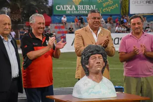 Chiqui Tapia presentó un busto de Diego Maradona y hubo memes en las redes por el "parecido"